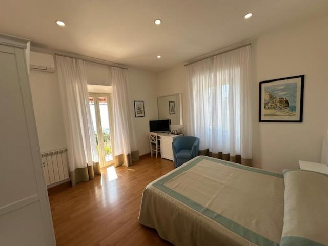 Hotel L'Isola Santa Marinella Exteriör bild