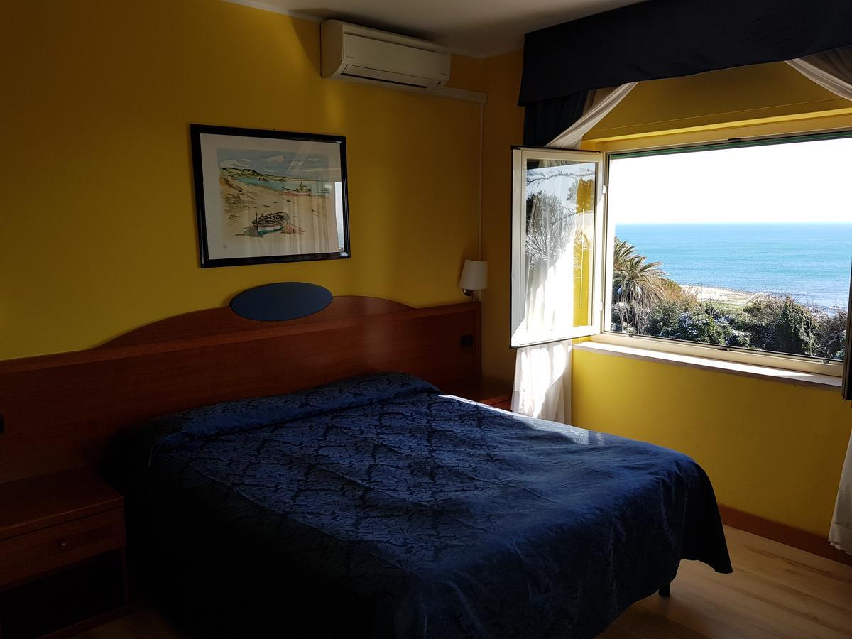 Hotel L'Isola Santa Marinella Exteriör bild